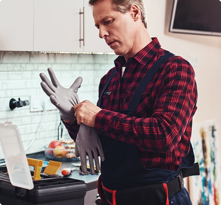Loodgieter gebruikt ontstoppingsspiraal voor verstopping