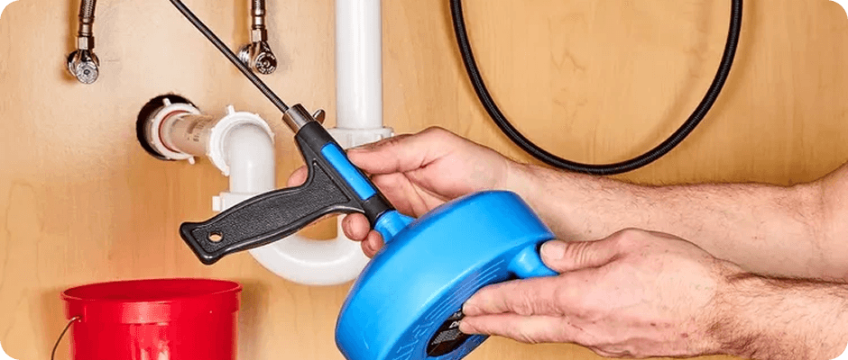 Loodgieter installeert verwarmingsketel